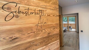 Eine Holzwand mit dem Schriftzug 'Schusterhütte A'.