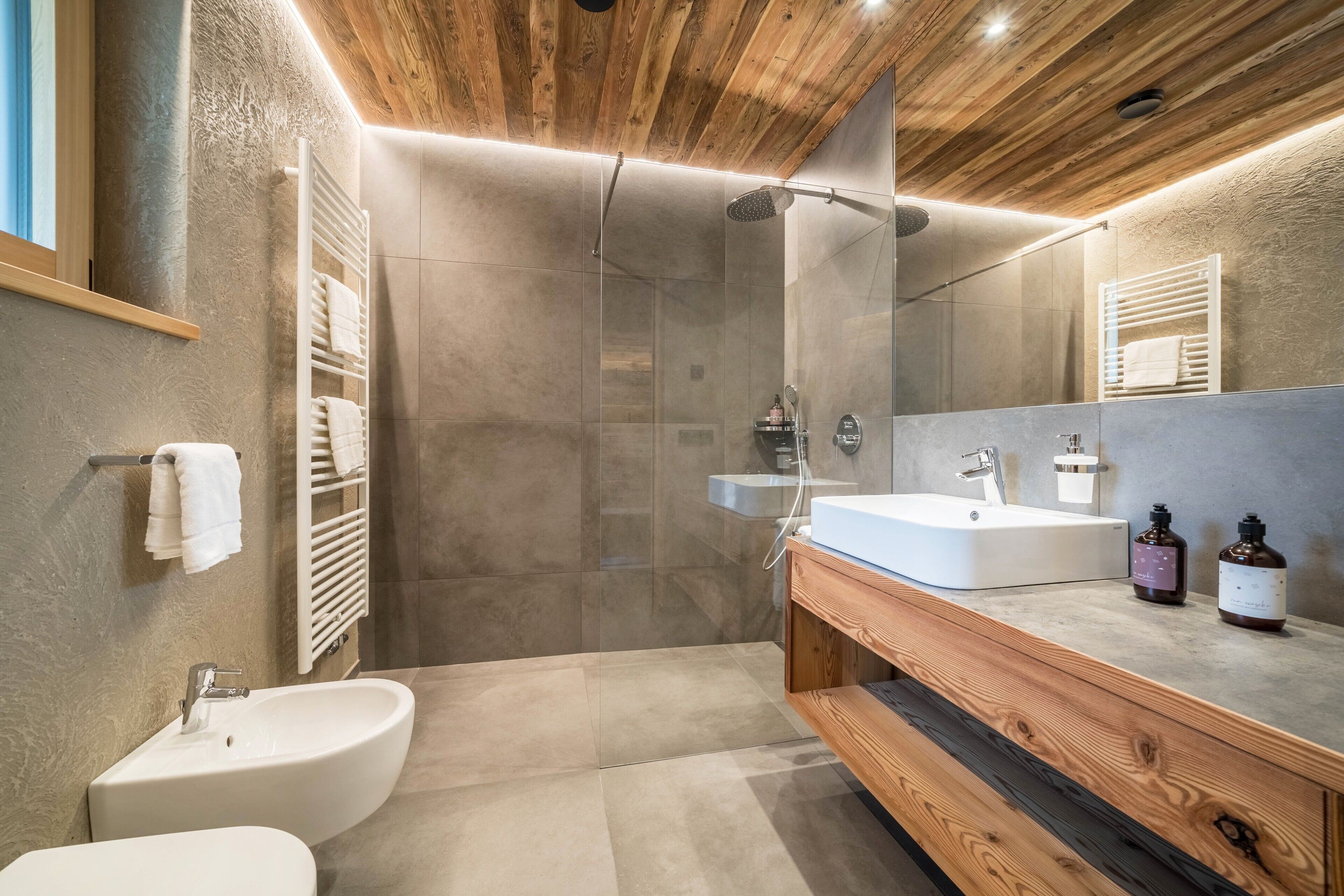 Bathtub, hair dryer, towels