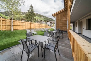 Outdoor dining - Apartment “Seebrunn - Kühberg Alm” with Mountain View and Lake View (Ulten)