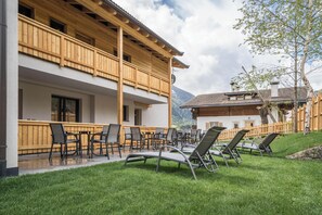 Terrace/patio - Apartment “Seebrunn - Kühberg Alm” with Mountain View and Lake View (Ulten)