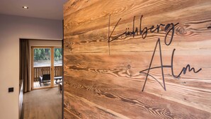 A wooden wall with the name 'Lindberg Alm' carved into it. - Apartment “Seebrunn - Kühberg Alm” with Mountain View and Lake View (Ulten)