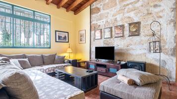 Een televisie, een open haard en een stereo