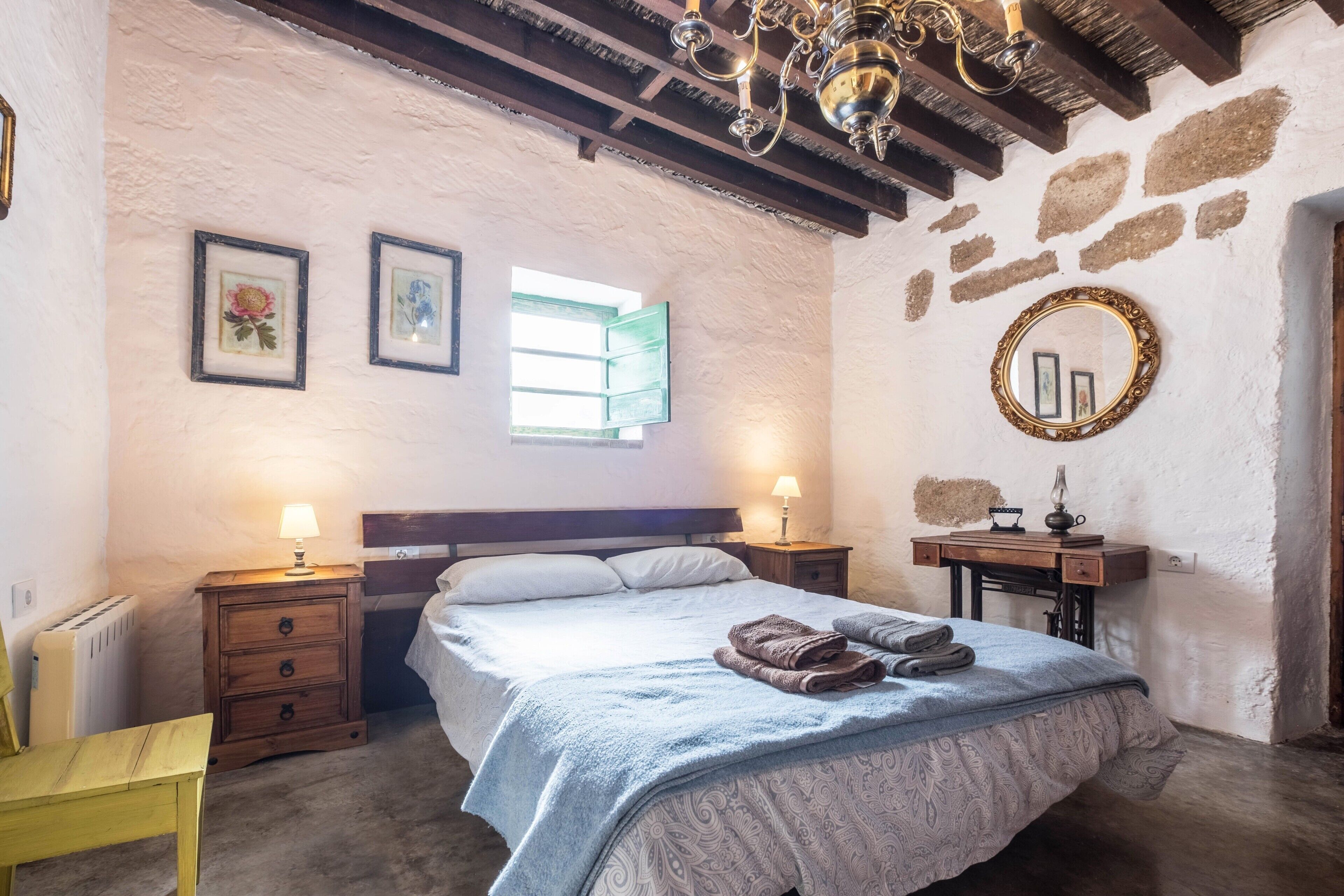 3 slaapkamers, een strijkplank/strijkijzer, gratis wifi, beddengoed