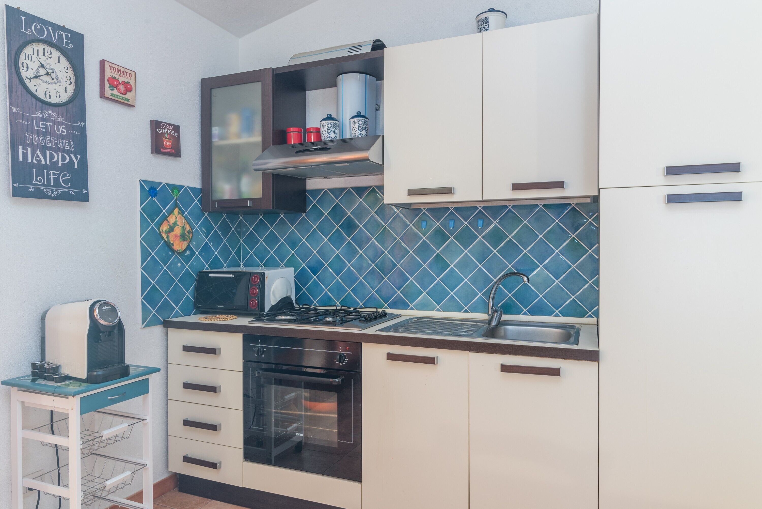 Kühlschrank, Ofen, Herdplatte, Wasserkocher mit Kaffee-/Teezubehör