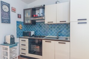 Réfrigérateur, four, plaque de cuisson, cafetière/bouilloire