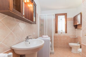 Ducha, secador de pelo y toallas