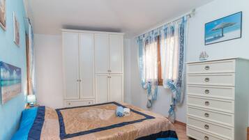 3 bedrooms, iron/ironing board, bed sheets