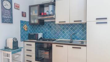 Fridge, oven, stovetop, coffee/tea maker