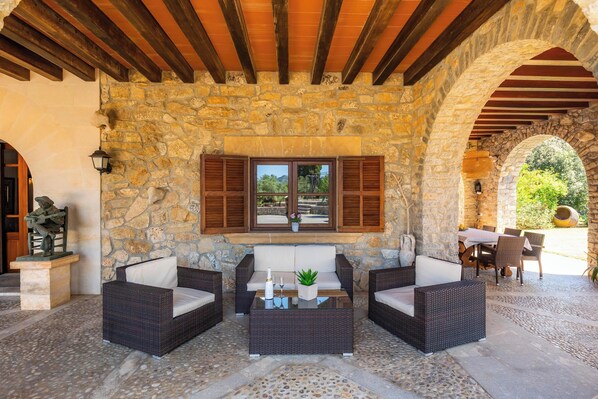 Outdoor dining - Country House 'Es Voltor' with Mountain View, Wi-Fi and Air Conditioning (Artá)