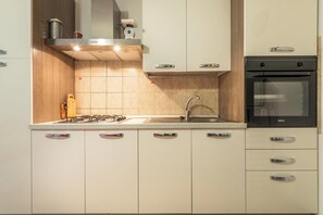 Kühlschrank, Ofen, Herdplatte, Kochgeschirr/Geschirr/Besteck