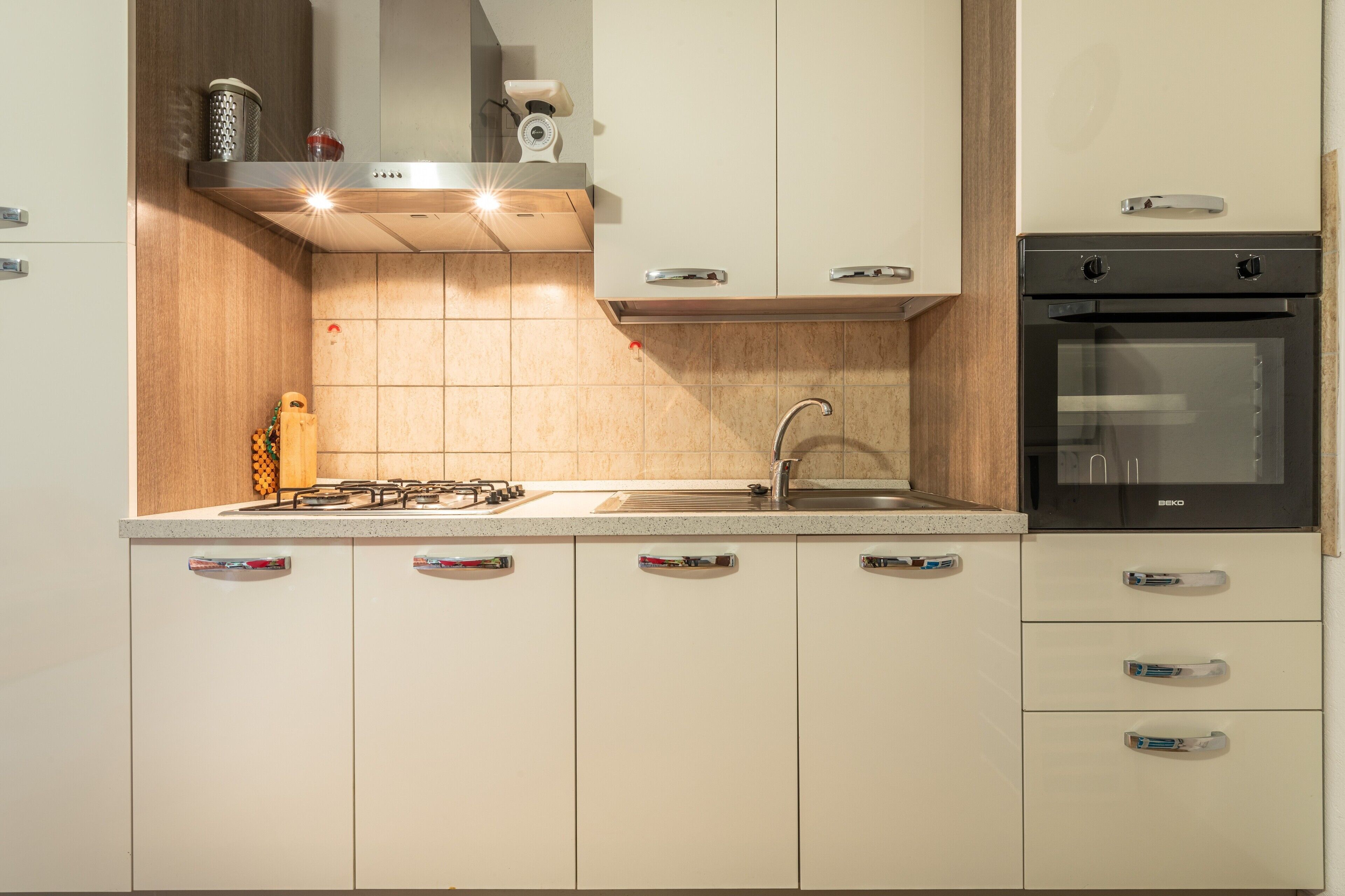 Frigorifero, forno, piano cottura, pentole/stoviglie/utensili