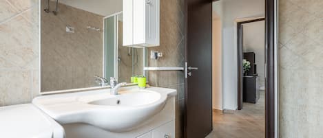 Douche, serviettes fournies