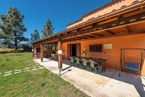 Outdoor dining - Villa “Giulia Piccola” in Rural Area near the Sea with Mountain View, Terrace & Garden (castiadas)