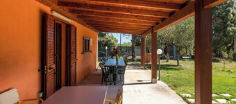 Villa "Giulia Piccola" in ländlicher Gegend in Meeresnähe mit Blick auf das Meer und Garten