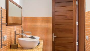 Badkar, hÄrtork och handdukar