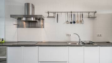 KylskÄp, mikrovÄgsugn, spishÀll och kaffe- och tebryggare