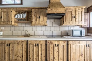 Fridge, microwave, oven, stovetop - Holiday Home "Casa Los Mansino" with Sea View, Wi-Fi, Garden & Pool (La Victoria de Acentejo)