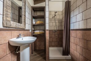 Dusche, kostenlose Toilettenartikel, Handtücher