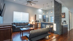 Un salon moderne avec un canapé, une table basse et une cheminée.