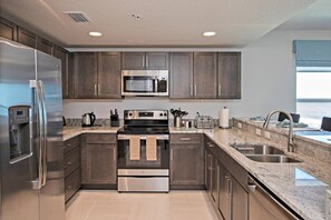 Full-sized fridge, microwave, oven, stovetop