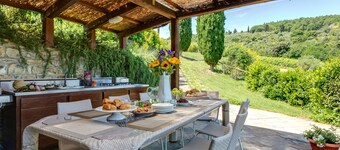 AMORE RENTALS - Villa Bacci with Indoor Heated Pool, Garden, Terraces and Parking