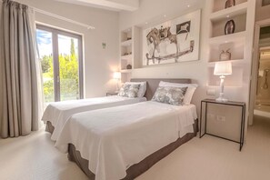 4 bedrooms, iron/ironing board, free WiFi, bed sheets