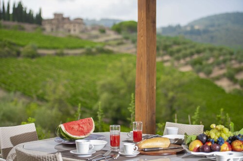 AMORE RENTALS - Villa Bacci with Indoor Heated Pool, Garden, Terraces and Parking