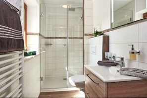 Dusche, Haartrockner, Handtücher