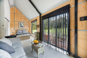 Smart-TV, peis og bøker