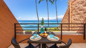 Ein Tisch für zwei Personen mit Blick auf das Meer und Palmen.