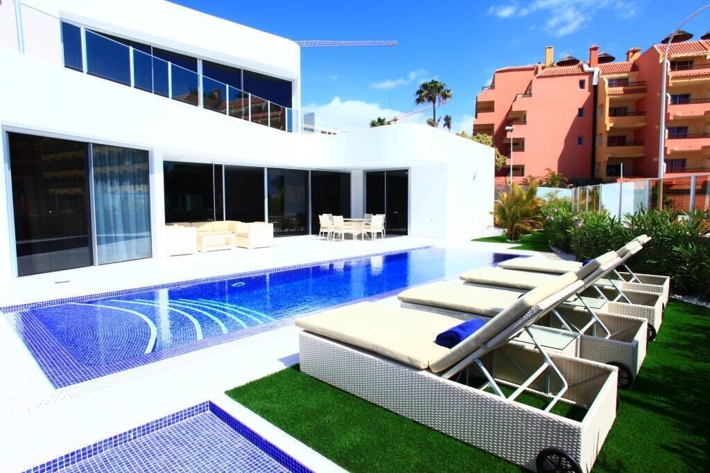 Utendørsbasseng og et oppvarmet basseng