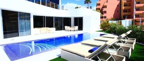 Outdoor pool, a heated pool