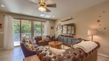 Condo, 2 Bedrooms | Living room | Smart TV