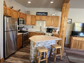 Lägenhet - 2 sovrum | Eget kök | Kylskåp, mikrovågsugn, ugn och kaffe- och tebryggare