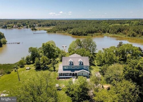 Spacious Gorgeous Waterfront Home With Sunset View