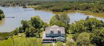 Spacious Gorgeous Waterfront Home With Sunset View