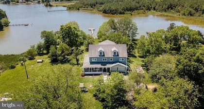 Spacious Gorgeous Waterfront Home With Sunset View