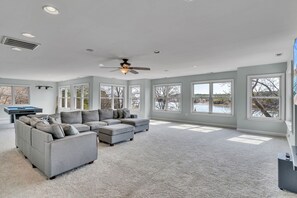 Smart-TV, Kamin, Tischtennisplatte, Arbeitsbereiche