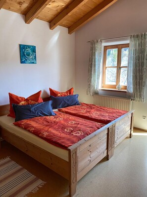 2 bedrooms, iron/ironing board, internet, bed sheets