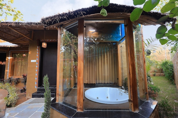 Honeymoon Suite | Bathroom | Free toiletries, hair dryer, slippers, towels