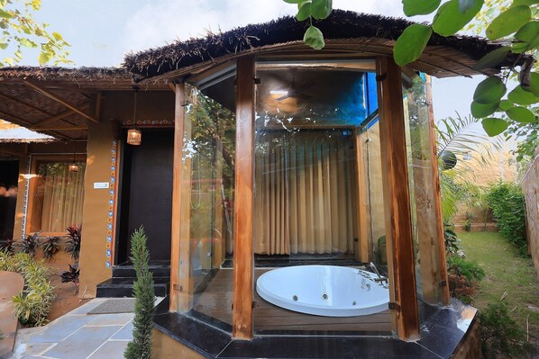 Honeymoon-Suite | Badezimmer | Kostenlose Toilettenartikel, Haartrockner, Hausschuhe, Handtücher