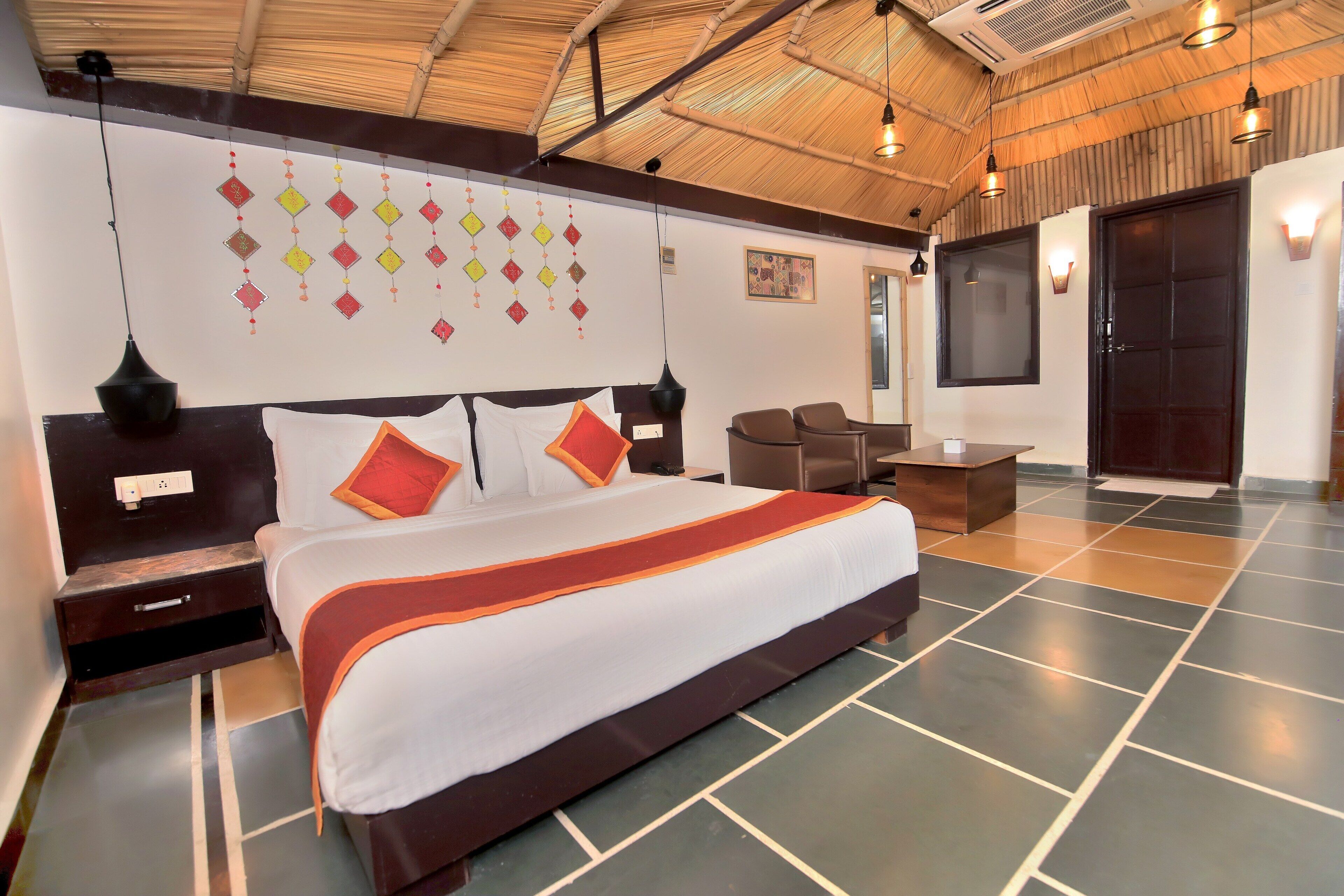 Nature Hut with Hot Tub | Premium bedding, minibar, individually decorated, individually furnished