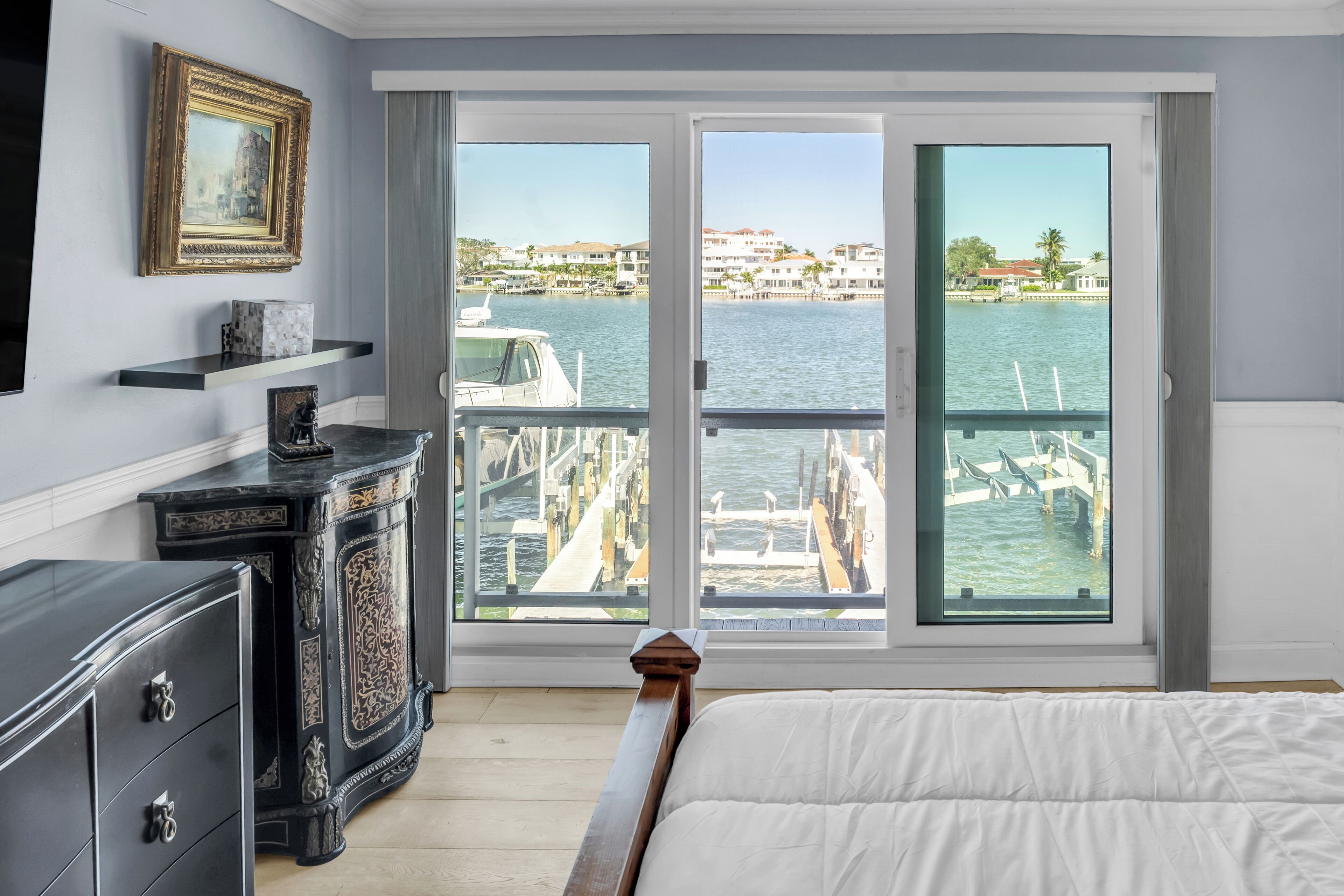 3 bedrooms, desk, iron/ironing board, travel crib