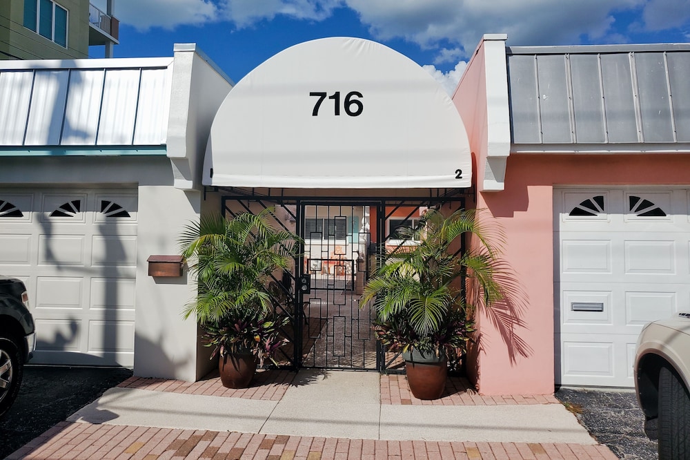 Luxury Waterfront Townhouse, Sleeps 7, Daily Rentals Spa