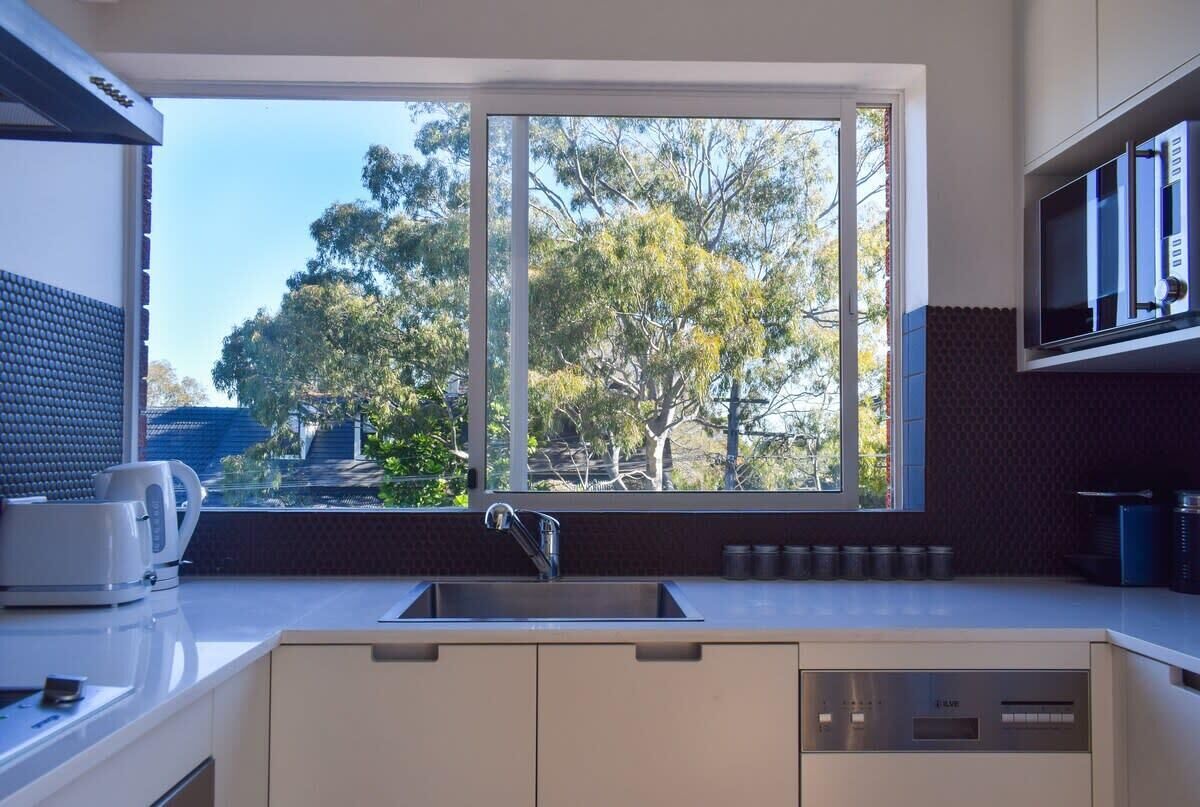 Sun-Drenched 1 Bed Studio Apartment In Newtown