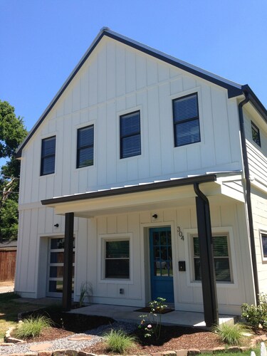 Quiet Downtown Location!!!