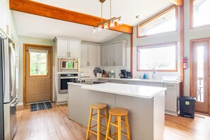 Een microgolfoven, een oven, een kookplaat, een vaatwasser