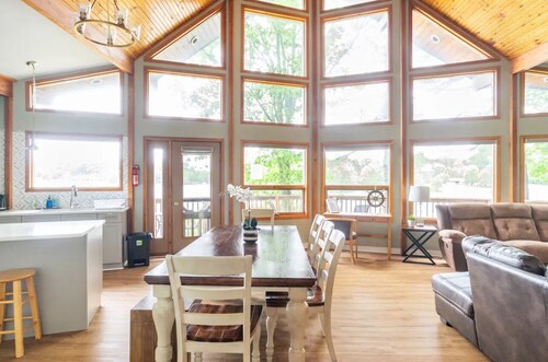 Waterfront 5 bedrooms cottage in Port Carling, Muskoka.