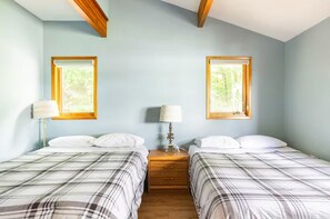 5 bedrooms, iron/ironing board, WiFi - Waterfront 5 bedrooms cottage in Port Carling, Muskoka. (Port Carling)