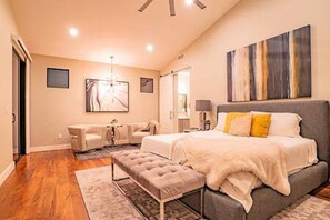 4 dormitorios, escritorio, tabla de planchar con plancha y cuna de viaje